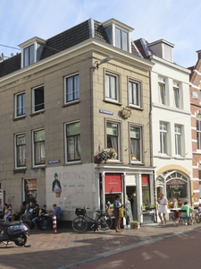 908320 Gezicht op de De Bakkerswinkel (Wittevrouwenstraat 2) te Utrecht, vanaf de Voorstraat, met op de gevel aan de ...